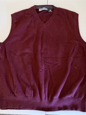 VINTAGE Oscar de la Renta 
Burgundy V-Neck Sweater Vest